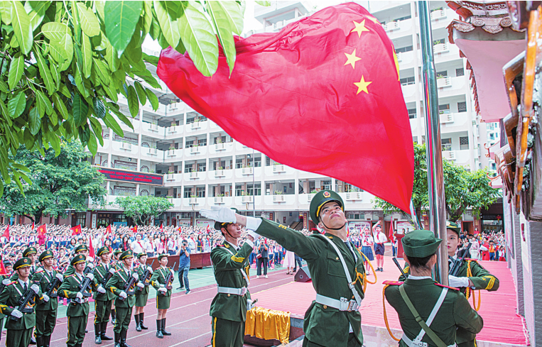 必赢242net官网国旗护卫队在第七小学开展升旗仪式。受访单位供图