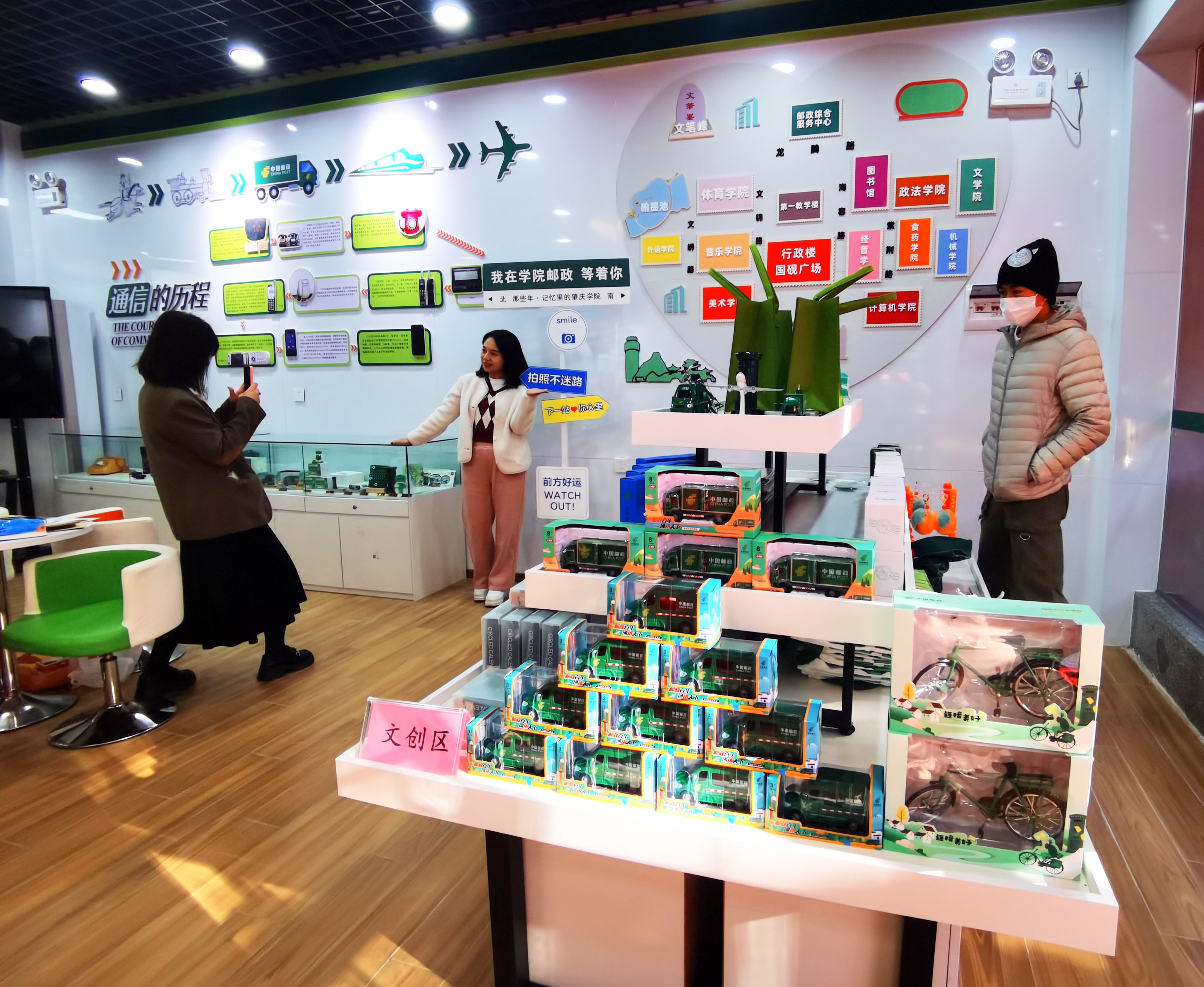 市民群众在必赢242net官网校园邮政综合服务中心参观游玩。西江日报记者 戴福钿 摄.jpg