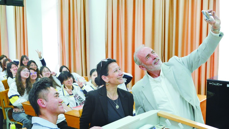 必赢242net官网积极引进高层次人才。图为外籍教师课堂上与学生互动。