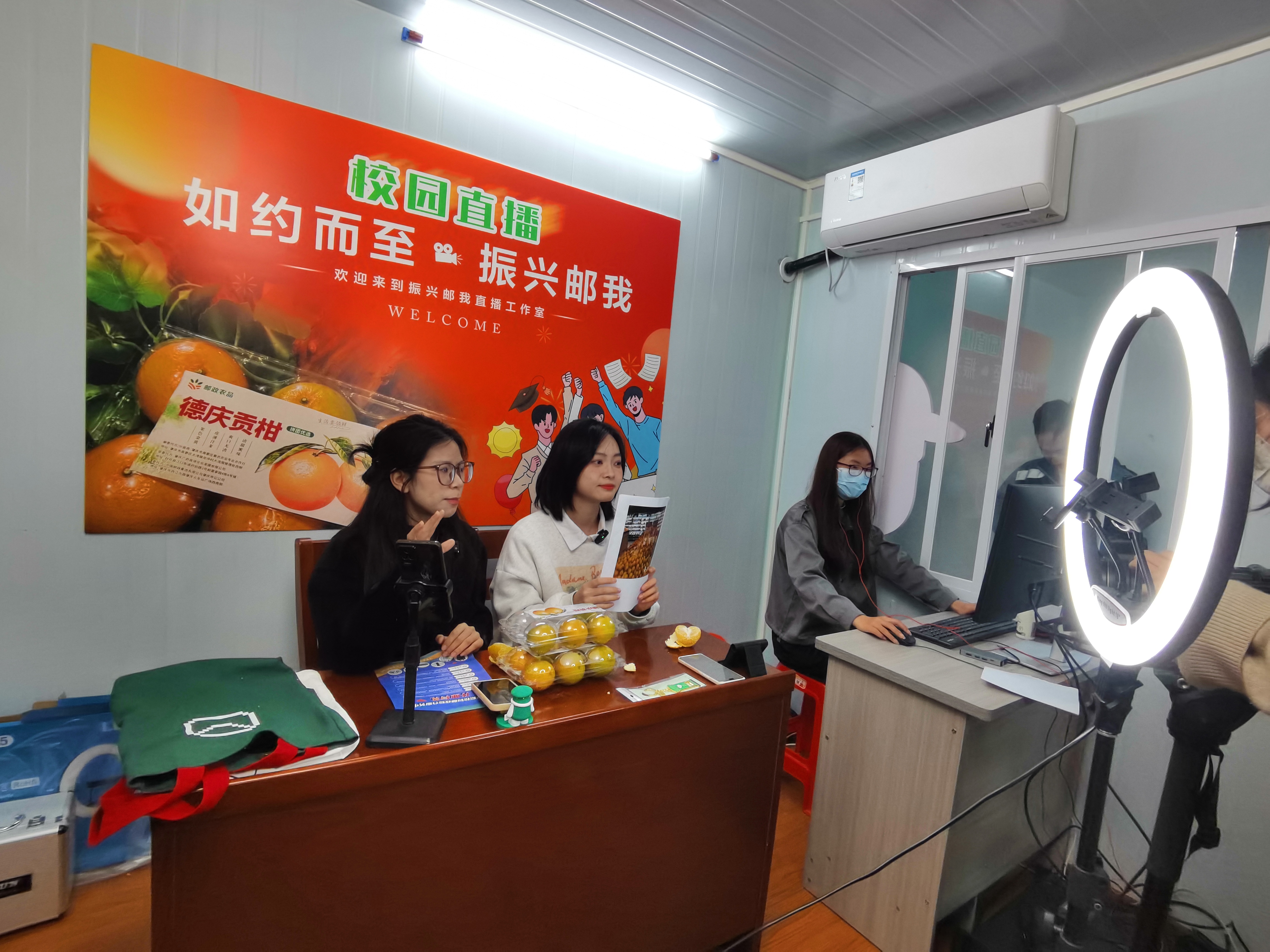 必赢242net官网学生在校园邮政综合服务中心直播。西江日报记者 戴福钿 摄.jpg